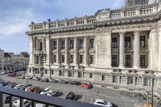 Dit recente, instapklare appartement van 89 m² ligt op een uiterst centrale locatie vlakbij het Justitiepaleis, Place Poelaert, Avenue Louise,...