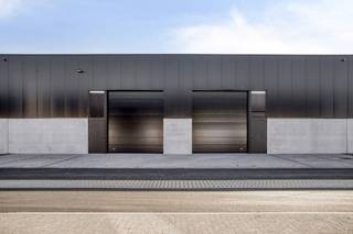 Nouvelle unité PME d'environ 180 m² dans le projet Saturnus à Sint-Baafs-Vijve. Commodités : - Espace de stationnement- Lucarne- Plancher en...