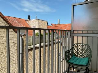 Instapklaar, recent ( bouwjaar 2005 ), gemeubeld appartement met open zicht op toplocatie. 2 slaapkamers, 2 badkamers, 2 toiletten en zuidwest gericht terras. Nieuwe Vaillant gascondensatieketel en nieuw ventilatiesysteem werden net geplaatst.