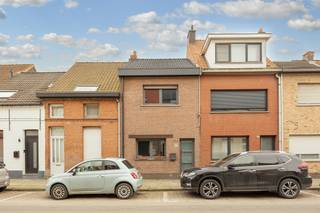 <h3>TE RENOVEREN WONING MET 3 SLAAPKAMERS, GARAGE, TUIN EN ENERGIE-INVESTERINGEN</h3>
<ul>
<li>
<p>Gesloten bebouwing in <strong>Niel</strong> met 3 mogelijke slaapkamers, garage en <strong>Z-tuin</strong></p>
</li>
<li>
<p><strong>Geen renovatieverplichting</strong></p>
</li>
<li>
<p>EPC <strong>116 kWh/m²/jaar (2026)</strong> tegenover 361 kWh/m²/jaar in 2013</p>
</li>
<li>
<p>Reeds aanzienlijke investeringen uitgevoerd; verdere renovatie mogelijk <strong>volgens eigen tempo en budget</strong></p>
</li>
</ul>
<h3><br />INDELING</h3>
<p><strong>Gelijkvloers:</strong> inkomhal, ruime woonkamer & zitkamer, volledig uitgeruste keuken met kookplaat, vaatwasser, spoelbak, koelkast, oven, microgolfoven en koffiemachine, voorraadkamer en badkamer met inloopdouche, lavabo en toilet.</p>
<p><strong>1e verdieping:</strong> nachthal, 2 slaapkamers en toilet.</p>
<p><strong>2e verdieping:</strong> onafgewerkte zolder met mogelijkheid tot inrichting van een <strong>3e slaapkamer</strong>, bureau of hobbyruimte.</p>
<p>Verder: garage, Z-tuin en <strong>buitenterras heraangelegd in 2022</strong>.</p>
<h3><br />REEDS AANZIENLIJKE INVESTERINGEN</h3>
<p>De eigenaars investeerden de voorbije jaren reeds <strong>€ 80.000</strong> in energieverbeterende en structurele werken:</p>
<ul>
<li>
<p><strong>Dakrenovatie juni 2025:</strong> ca. € 32.000</p>
</li>
<li>
<p><strong>Warmtepomp:</strong> ca. € 15.000</p>
</li>
<li>
<p><strong>12 zonnepanelen van 445 Wp:</strong> ca. € 7.500</p>
</li>
<li>
<p><strong>Thuisbatterij 10 kWh:</strong> ca. € 6.500</p>
</li>
<li>
<p><strong>Badkamer en achterbouw gerenoveerd in 2019:</strong> ca. € 18.000</p>
</li>
<li>
<p><strong>Terras aangelegd/heraangelegd in 2022</strong></p>
</li>
<li>
<p>PVC-ramen: dubbele hoogrendementsbeglazing</p>
</li>
<li>
<p>Elektrische installatie <strong>conform</strong></p>
</li>
<li>
<p>Parket voor 1e en 2e verdieping (waarde ca. € 7.000) reeds aangekocht en klaar voor plaatsing</p>
</li>
</ul>
<p>Facturen van de uitgevoerde investeringen zijn beschikbaar.</p>
<h3><br />ENERGIE</h3>
<p>Het EPC verbeterde van <strong>361 kWh/m²/jaar (2013) naar 116 kWh/m²/jaar (2026)</strong>.</p>
<p>De woning beschikt over een warmtepomp, 12 zonnepanelen van 445 Wp en een thuisbatterij van 10 kWh. Hoewel de gasleidingen nog aanwezig zijn, wordt er geen gas meer verbruikt.</p>
<p>Volgens de huidige voorschotfacturen daalden de maandelijkse energiekosten van ca. <strong>€ 201</strong> (gas+elektriciteit) naar ca. <strong>€ 72</strong> (elektriciteit).</p>
<h3><br />NOG AF TE WERKEN</h3>
<p>De woning is <strong>grotendeels instapklaar</strong>, maar vraagt nog renovatie- en afwerkingswerken. De geschatte kostprijs bedraagt ongeveer <strong>€ 75.000</strong>.</p>
<p>Geen renovatieverplichting = de koper kan renovatiewerken <strong>gefaseerd uitvoeren volgens eigen tijdspanne, prioriteiten en budget</strong> en de woning zo stap voor stap naar eigen smaak afwerken.</p>
<p>De onafgewerkte zolder biedt bijkomend potentieel voor: 3e slaapkamer, bureau of hobbyruimte.</p>
<h3><br />TRANSPARANTE VERKOOP</h3>
<p>Alle noodzakelijke verkoopdocumenten zijn beschikbaar. Facturen, attesten en andere documenten kunnen tijdens een bezoek ter inzage worden voorgelegd.</p>
<p><strong>Plannen, foto's en virtuele rondleiding:</strong><br />https://360tool.immotools.be/sterckx/384/931/</p>
<h3><br />PRIJS</h3>
<p><strong>Bieden VANAF € 310.000. </strong>Elk bod wordt ter goedkeuring voorgelegd aan de eigenaars. De vermelde prijs is een <strong>“bieden VANAF”-prijs</strong> en vormt geen automatisch aanvaardbare verkoopprijs.</p>
<p>Een woning voor wie ruimte, garage, tuin en reeds uitgevoerde investeringen combineert met de vrijheid om de resterende renovatie <strong>op eigen tempo en volgens eigen budget</strong> aan te pakken. Ideaal als een startend koppel of een handige koper die stap voor stap naar eigen smaak en volgens het eigen budget wil werken.</p>