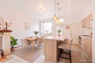 <p>Ontdek deze gezellige en instapklare woning in Ronse, ideaal gelegen vlak bij winkels, openbaar vervoer en belangrijke invalswegen.<br /><br />Indeling van de woning:<br />Gelijkvloers: U komt binnen via de inkomhal, die toegang geeft tot de gezellige woon- en eetkamer. Aansluitend vindt u de keuken en de recent vernieuwde badkamer.<br />Eerste verdieping: Hier bevinden zich drie slaapkamers.<br />Zolderverdieping: De geïsoleerde zolder biedt extra mogelijkheden. Alle aansluitingen zijn reeds voorzien om eenvoudig een vierde kamer te creëren.<br />Buitenruimte: Achteraan geniet u van een gezellige koer/terras met ruime praktische berging en aansluitend een aangenaam tuintje.<br /><br />De troeven van deze woning:<br />-Instapklaar<br />-EPC C — geen renovatieplicht<br />-Goedgekeurde elektriciteit<br />-Geïsoleerde daken<br />-Centrale verwarming op aardgas met condenserende ketel<br /><br />Interesse in deze leuke woning?<br />Contacteer ons via info@immobeguin.be</p>
