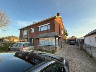 In het gezellige Sint-Katelijne-Waver bevindt zich deze ruime en verzorgde halfopen woning, ideaal voor wie comfortabel en rustig wil wonen met...