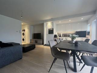 Surf naar www.abricasa.be en plan jouw verhuurafspraak in samen met onze digitale assistente Alice!Instapklaar gelijkvloers appartement met 2 slaapkamers en tuin in AntwerpenHet appartement beschikt over een lichtrijke leefruimte met open, volledig ingerichte keuken. Dankzij de grote raampartijen geniet de leefruimte van veel natuurlijk licht en een mooi zicht op de tuin. De keuken is uitgerust met de nodige toestellen en biedt voldoende opbergruimte.Verder zijn er twee slaapkamers, een moderne badkamer met douche en ligbad, een apart gastentoilet en een praktische wasruimte.De privatieve tuin vormt een absolute troef en biedt een aangename buitenruimte waar je in alle rust kan genieten.- NIET GEMEUBELD - EPC: 208 kWh/m²jaar UC: 20230314-0002837651-RES-1- Maandelijkse kosten: 150,- euro bevatten: onderhoud &amp; verbruik gemeenschappelijk delen en onderhoud van de tuin- Huurwaarborg: 4.500,- euro (3 maanden huur) - Beschikbaar: Datum 1/05/2026- Type contract: Bepaalde duur 1 jaar Abricasa staat voor een persoonlijke én actieve vastgoedbegeleiding van A tot Z! Leer ons kennen!