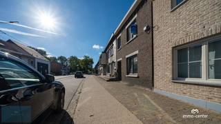 Aan de Weg naar As 367 in Genk vindt u deze gerenoveerde rijwoning met circa 180 m² woonoppervlakte, drie slaapkamers en een aangename achtertuin. De ligging biedt een goede verbinding richting Genk en As, met scholen en voorzieningen in de omgeving.<br /><br />Via de inkomhal bereikt u de leefruimte, met plaats voor een gezellige zithoek en eetgedeelte. De aansluitende open keuken maakt het gelijkvloers tot een fijne plek om samen te koken en te genieten. Daarnaast bevindt zich hier een praktische doucheruimte met toilet.<br /><br />Op de eerste verdieping liggen twee slaapkamers en een tweede doucheruimte, eveneens met toilet. De derde slaapkamer bevindt zich op de zolderverdieping en biedt met circa 21 m² ook mogelijkheden als bureau of hobbykamer.<br /><br />De achtertuin van circa 90 m² biedt ruimte voor een buitenzitplek, groen en ontspanning, zonder het onderhoud van een groot perceel.<br /><br />De woning werd gerenoveerd in 2024 en beschikt over dubbele beglazing en een conforme elektrische installatie. Het EPC-label C, met een energiescore van 233 kWh/m² per jaar, vormt een bijkomende troef. Er geldt geen energetische renovatieverplichting.<br /><br />Deze woning wordt aangeboden voor € 344.000 en combineert een praktische indeling met drie slaapkamers, twee doucheruimtes met toilet en een eigen tuin.<br /><br />Interesse in een bezichtiging? Contacteer Fevzi Baykal van Immo Center op 0497 52 35 95 of via info@immo-center.be.