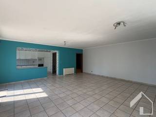 Goed gelegen appartement op de tweede verdieping bestaande uit inkom met vestiairekasten en apart toilet, ruime woonkamer met terras,...