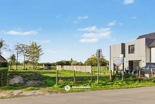Ben je op zoek naar de ideale locatie om uw droomwoning te bouwen? Deze bouwgrond in Wachtebeke biedt een unieke combinatie van rust, ruimte en een uitstekende bereikbaarheid.<br /><br />Het perceel heeft een <strong>totale oppervlakte van 1.095 m²  </strong>waardoor er voldoende mogelijkheden zijn voor het realiseren van een ruime woning met tuin.<br />De grond is landelijk gelegen, maar toch zeer centraal. Op korte afstand vindt u het prachtige Provinciaal Domein Puyenbroeck, ideaal voor ontspanning, wandelen en fietsen. Daarnaast bevinden winkels, apotheek, dokter en het dorpscentrum zich vlakbij, wat zorgt voor extra comfort in het dagelijkse leven.<br /><br />Dankzij de vlotte verbindingen naar omliggende gemeenten en invalswegen combineert deze locatie het beste van twee werelden: rustig wonen in het groen met alle voorzieningen binnen handbereik. <br /><br />Indien er interesse is om de percelen te gaan bezichtigen neem dan graag contact op via nathalie@immomamo.be of bel naar <strong>0492/97.47.00</strong>