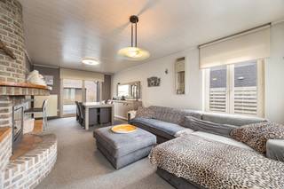 Deze verzorgde woning is gelegen in Tessenderlo-Ham, op een vlotte afstand van winkels, scholen en openbaar vervoer. De nabijheid van een bos met mooie wandel- en fietsroutes zorgt voor een aangename, groene leefomgeving waar rust en bereikbaarheid hand in hand gaan.<br /><br />Bij het betreden van de woning komt u in de inkomhal met gastentoilet, die toegang geeft tot de lichtrijke leef- en eetruimte. Aansluitend bevindt zich de volledig uitgeruste keuken met praktische berging. Op het gelijkvloers zijn er verder twee comfortabele slaapkamers en een badkamer met inloopdouche en wasplaats. Op de verdieping bereikt u via de nachthal met extra toilet een ruime derde slaapkamer en een handige opbergzolder. Buiten geniet u van een volledig omheinde en goed onderhouden tuin op een perceel van 10a10ca, met een overdekt terras voorzien van screens. De woning beschikt bovendien over een ruime garage van 40 m² met extra opbergzolder en voldoende parkeermogelijkheden rondom.<br /><br />Het gelijkvloers biedt een aangenaam wooncomfort met veel lichtinval en een praktische indeling die de leefruimtes mooi met elkaar verbindt.. De tuin is Noordoost en biedt veel privacy, perfect om in alle rust te genieten.<br /><br />De ruime garage en oprit (met elektrische poort) maken parkeren bijzonder praktisch.<br /><br />Met een EPC-label C (225 kWh/m²/jaar) voldoet deze woning aan de huidige normen en geldt er geen renovatieverplichting.<br /><br />• Instapklaar en uitstekend onderhouden<br />• 3 slaapkamers<br />• Grote, omheinde tuin met overdekt terras<br />• Ruime garage met zolder<br />• Rustige ligging nabij groen en voorzieningen