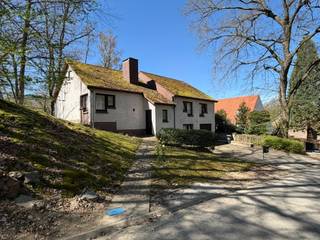 Genk, Winterslagstraat 251: Ruime gezinswoning met 3 slaapkamers, garage en zuidwest-gerichte tuin !In een rustige en groene omgeving te Genk bevindt...