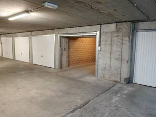 Garage in de Residentie Merel met de volgende afmetingen:<br />Inrijbreedte: 2m36<br />Inrijhoogte: 1m89<br />Diepte garage: 5m70<br />Breedte garage: 2m77<br />Hoogte garage: 2m40
