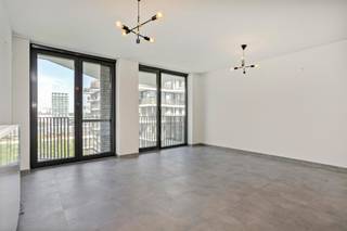 <strong>Prachtig twee-slaapkamerappartement</strong> gelegen op het trendy <strong>Eilandje</strong>.<br /><br />Het appartement is gelegen op de <strong>vijfde verdieping </strong>van residentie Cadiz. De inkomhal met <strong>vestiaire</strong> is voorzien van <strong>gastentoilet</strong>. Vervolgens heeft u <strong>een ruime leefruimte</strong> dewelke baadt in het licht vanwege de <strong>grote raampartijen</strong>. Vanuit de leefruimte heeft u tevens toegang tot <strong>het terras</strong> met <strong>fraai zicht</strong>. De <strong>open keuken is voorzien van alle comfort</strong> met ingebouwde oven, kookplaat, koelkast en vaatwasmachine. <br />Het appartement beschikt over een <strong>hoofdslaapkamer</strong>. Een<strong> tweede slaapkamer</strong> dewelke eveneens dienst kan doen als bureau. De <strong>badkamer</strong> is voorzien van <strong>mooie ruime inloopdouche</strong> en wastafel. Verder heeft u een <strong>berging</strong> met aansluitingen voor was- en droogautomaat. <br /><br /><strong>Autostaanplaats verplicht bij te huren aan 100 EUR/ maand. </strong><br /><br /><strong>Beschikbaar 03/11. </strong><br /><br /><strong>Bijzonderheden:<br /><br /></strong>- Kelderberging<br />- Op het Eilandje<br />- Zéér licht appartement <br />- Winkel en openbaar vervoer op wandelafstand