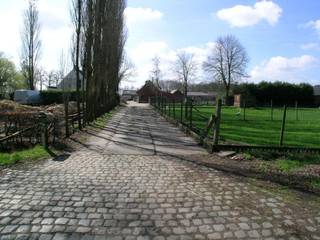 Opslagplaats (160 m²), gelegen op agrarische zone tussen E40 en E403.Afwerking: betonnen vloer, toegangspoort, vrije hoogte 2.1m, nokhoogte...