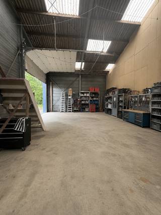 Bent u op zoek naar een ruime en multifunctionele bedrijfsloods op een uitstekende locatie? Dan is deze bedrijfsruimte aan de Bedrijfsweg 15 in Lanaken precies wat u zoekt.<br /><br /><strong>Omgeving</strong><br />De strategische ligging op het bedrijventerrein van Lanaken garandeert een uitstekende bereikbaarheid. Maastricht (NL) bevindt zich op slechts enkele minuten rijden, terwijl ook Maasmechelen, Genk en de E314 vlot bereikbaar zijn.<br /><br /><strong>Ruime en veelzijdige bedrijfsruimte</strong><br />De loods beschikt over een royale open werkruimte met een duurzame betonvloer en is geschikt voor tal van activiteiten zoals opslag, logistiek, productie, montage of ambachtelijke werkzaamheden. Dankzij de vrije indeling kan de ruimte flexibel worden ingericht volgens de noden van uw onderneming.<br />De loods is uitgerust met twee sectionaalpoorten, waardoor laden en lossen bijzonder vlot verloopt. De hoge nok en de aanwezige lichtstraten zorgen bovendien voor een aangename werkruimte met veel natuurlijke lichtinval.<br /><br /><strong>Kenmerken</strong>
<ul>
	<li>Gelegen op het industrieterrein van Lanaken</li>
	<li>Ruime bedrijfsloods</li>
	<li>Betonvloer</li>
	<li>Twee sectionaalpoorten</li>
	<li>Geschikt voor opslag, logistiek, productie en werkplaats</li>
	<li>Ruime manoeuvreerruimte rondom het gebouw</li>
	<li>Vlot bereikbaar vanuit België en Nederland</li>
</ul>
<strong>Huurvoorwaarden</strong>

<ul>
	<li>Huurprijs: € 1.000,00/maand</li>
	<li>Waarborg: 3 maanden huur (€ 3.000,00)</li>
	<li>Onroerende voorheffing, nutsvoorzieningen en verbruik ten laste van de huurder.</li>
</ul>
Heeft u interesse of wenst u een bezichtiging? Neem gerust contact op via <span><strong>+32 (0)89 23 44 22</strong></span> of mail naar <span><strong>info@immoverslegers.be</strong></span>.