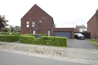Instapklaar duplex appartement bestaande uit inkomhal, leefruimte met veel lichtinval en ingerichte open keuken.Apart gastentoilet.Berging/wasplaats...