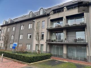 Dit ruime en zeer mooi afgewerkt appartement is rustig gelegen in de Residentie Anglo Belge, vlakbij de kerk en alle centrumfuncties van Zulte.Het...