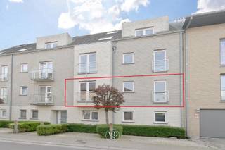 Dit tijdloze appartement beschikt over een aangename en ruime leefruimte die uitgeeft op een aanpalend terras, ideaal om te genieten van wat buitenruimte. Aansluitend bevindt zich de functionele keuken. Verder zijn er twee slaapkamers, een badkamer, een apart toilet en een praktische berging met o.a. aansluitingen voor wasmachine en droogkast.<br /><br />Daarnaast is het appartement voorzien van een ondergrondse autostaanplaats en een privatieve kelderberging, wat zorgt voor extra comfort en opbergruimte. <br /><br />Het appartement is gunstig gelegen in een rustige straat, op korte afstand van een retailpark en het centrum van Oudenaarde, waardoor alle nodige voorzieningen vlot bereikbaar zijn.<br />Eveneens interessant als investering.