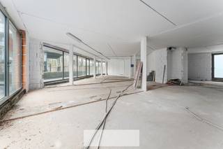 <p><span><strong>Handelsruimte op uitzonderlijk commerciële ligging met voldoende parking</strong></span><br /><br />Bent u benieuwd ? Wacht niet en mail ons op <strong>verkoop@groepthiers.be</strong> of bel <strong>0499/11 77 66 - 056 21 61 61</strong><br /><br />Deze handelsruimte is gelegen op de hoek van de Damweg en Keukeldam.<br />De <strong>uitzonderlijk commerciële ligging</strong> is dan ook een ware eye-catcher!<br /><br />Dit uniek handelspand met <strong>een oppervlakte van 171,48 m²</strong> biedt veel mogelijkheden. Door zijn <strong>grote raampartijen</strong> geniet u van <strong>veel lichtinval en een sterke visibiliteit</strong>. Dit handelspand heeft alle troeven in huis.<br />Daarnaast is er <strong>voldoende parking</strong> voorzien, door de aanwezigheid van <strong>4 staanplaatsen vooraan</strong> (verplicht bij te kopen aan 50.000 EUR voor de 4 parkings) en achteraan een <strong>terras van 10,25 m² </strong>voorzien.<br /><br /><u><em>De ruimte wordt casco verkocht zodat u het naar eigen smaak kan inrichten.</em></u><br /><br />Bent u benieuwd? Wacht niet en mail ons op <strong>verkoop@groepthiers.be</strong> of bel <strong>0499/11 77 66 - 056 21 61 61.</strong></p>