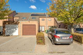 Mooi onderhouden gezinswoning met o.a. 3 slaapkamers, garage, tuin, zonnepanelen én thuisbatterij in doodlopende woonwijk met speelplein te...