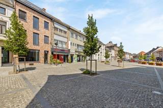 <p>Cette maison de rapport entièrement rénovée se compose d’un espace commercial et de deux appartements, idéale pour ceux qui recherchent une combinaison de logement et de rendement.</p>
<p><strong>Rez-de-chaussée</strong></p>
<ul>
<li>
<p>Espace commercial de 45,57 m²</p>
</li>
<li>
<p>Séjour (18,45 m²), espace sanitaire (17,49 m²), cuisine et arrière-cuisine (ensemble 20 m²)</p>
</li>
<li>
<p>Cave de 23 m²</p>
</li>
</ul>
<p><strong>Premier étage – Appartement 1</strong></p>
<ul>
<li>
<p>Cuisine ouverte (16,97 m²) donnant sur le séjour (22,58 m²)</p>
</li>
<li>
<p>Hall de nuit avec accès à une chambre spacieuse (20 m²) et à une salle de bain (6,4 m²)</p>
</li>
<li>
<p>Petit espace de rangement disponible</p>
</li>
</ul>
<p><strong>Deuxième étage – Appartement 2</strong></p>
<ul>
<li>
<p>Cuisine ouverte (16,96 m²) donnant sur le séjour (22,58 m²)</p>
</li>
<li>
<p>Couloir menant à une chambre (6,5 m²) et à une salle de bain (9,7 m²)</p>
</li>
<li>
<p>Escalier fixe vers le troisième étage avec deux chambres (19,7 m² et 16,33 m²)</p>
</li>
</ul>
<p>Cette maison de rapport est prête à emménager et offre, grâce à la rénovation, une finition moderne et une répartition efficace des espaces. Convient pour un usage personnel, la location ou une combinaison des deux.</p>