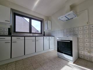 <p>Topo-Immo biedt u dit<strong> gezellig appartement </strong>aan, gelegen op de eerste verdieping van een kleinschalig gebouw.</p><p>Het appartement beschikt over <strong>een inkomhal met apart toilet</strong>, <strong>een badkamer</strong> en <strong>een lichtrijke woonkamer</strong> met aansluitend <strong>de keuken</strong>. Verder zijn er <strong>2 slaapkamers, waarvan één toegang geeft tot een aangenaam terras.</strong></p><p>Bovendien hoort hier nog <strong>een privatieve garage en een ruime privéberging bij</strong>. Ideaal voor wie comfortabel en rustig wil wonen!</p><p><strong>Het appartement geniet van een uitstekende ligging op wandelafstand van openbaar vervoer en met een vlotte verbinding naar onder andere Ninove, Roosdaal, Liedekerke en Denderleeuw. Onmiddellijk beschikbaar - EPC B - Huurprijs 800 euro exclusief nutsvoorzieningen.</strong></p>