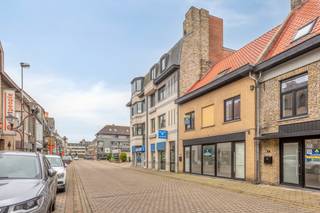 Opportunité unique ! Découvrez cette maison familiale spacieuse et entièrement rénovée en 2025 avec un espace commercial polyvalent, située à deux pas de la vibrante Grand-Place de Furnes. Cette propriété est véritablement prête à emménager au sens large du terme et combine habitation et opportunité professionnelle.<br /><br />Au rez-de-chaussée se trouve l'espace commercial avec entrée séparée. La maison elle-même dispose d'un hall d'entrée spacieux, de toilettes séparées et d'un salon très lumineux avec une magnifique 'cuisine de vie' hyper-équipée dotée d'un plan de travail en marbre. Attenant, vous profitez d'un jardin de ville ensoleillé.<br />Le premier étage comprend deux chambres spacieuses et une grande troisième pièce, idéale comme espace polyvalent ou chambre supplémentaire. Vous y trouverez également la première salle de bain avec douche à l'italienne et lavabo, des toilettes séparées et un débarras.<br />Au deuxième étage se situe la chambre principale (master bedroom), complète avec sa propre salle de bain luxueuse, équipée d'un double lavabo, d'une douche à l'italienne et d'une baignoire.<br /><br />La rénovation complète en 2025 garantit les techniques les plus récentes : un label PEB quasi neutre en énergie, système de ventilation, toit neuf et isolé, entièrement sans amiante, chaudière à condensation très performante avec conduites renouvelées et un contrôle électrique conforme.<br /><br /><u><strong>ATOUTS:</strong></u>
<ul>
<li>Entièrement et minutieusement rénovée en 2025</li>
<li>Espace commercial avec entrée séparée au rez-de-chaussée</li>
<li>PEB quasi neutre en énergie et équipée de techniques modernes</li>
<li>4 chambres spacieuses (dont 1 polyvalente) et 2 salles de bain</li>
<li>Magnifique cuisine de vie avec plan de travail en marbre et jardin de ville ensoleillé</li>
</ul>
<strong>Attention : les photos avec un astérisque en bas à droite ont été générées par IA pour donner une meilleure idée de l’aménagement possible.</strong>