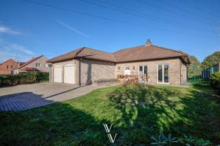 Op slechts 5 minuten van het centrum van Zandhoven vindt u deze mooie open bebouwing. De woning biedt een mooi open zicht op de achterliggende weilanden, wat zorgt voor een heerlijk gevoel van ruimte en groen.<br /><br />We betreden de woning via de inkomhal en komen uit in de lichtrijke leefruimte. Dankzij de grote ramen heb je hier een aangenaam zicht op de tuin. De keuken bevindt zich aansluitend aan de leefruimte. Vanuit de verwarmde veranda heb je rechtstreeks toegang tot het terras en de tuin – een ideale plek om het hele jaar door te genieten, ongeacht het seizoen.<br />Verder op het gelijkvloers bevinden zich 3 volwaardige slaapkamers en een badkamer voorzien van ligbad én douche.<br />Daarnaast beschikt de woning over een  berging/wasplaats en dubbele inpandige garage, handig voor zowel wagens als extra bergruimte. Via de garage is er een vast trap naar de ruime zolder, welke enorm veel extra mogelijkheden biedt. <br /><br />Buiten is er nog een tuinberging, ideaal voor tuingerief of fietsen.<br />De ruime tuin met open zicht op de weilanden vormt zonder twijfel één van de grootste troeven van deze woning!<br /><br />Stedenbouwkundige inlichtingen in aanvraag.