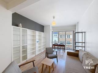<p><strong>MOLENBEEK-SINT-JAN – Gelegen aan de ingang van de wijk Antoine Dansaert, aan de overkant van het kanaal, prachtig gemeubileerd appartement met 1 slaapkamer van ± 50 m². Het ligt vlak bij alle voorzieningen; het pand is zeer praktisch, comfortabel en van alle gemakken voorzien. Het appartement is als volgt ingedeeld: inkomhal, woonkamer van ± 20,5 m², volledig ingerichte keuken, klein balkon aan de achterzijde, 1 slaapkamer (± 10 m²), doucheruimte, apart toilet en kelder. Alle oppervlakten zijn bij benadering. Kosten: 150 €/maand (gemeenschappelijke kosten, verwarming, warm en koud water). EPB: F, 69 kg/(m²/jaar). Direct beschikbaar.</strong></p>
<p>Op de 3<sup>e</sup> verdieping:</p>
<ul>
<li>Entree van ± 3,5 m² - Parket</li>
<li>Woonkamer van ± 20,5 m² - Parket</li>
<li>Volledig uitgeruste keuken van ± 6 m² - Parket</li>
<li>Balkon van ± 0,5 m² - Tegels</li>
<li>Slaapkamer van ± 10 m² - Parket</li>
<li>Doucheraam van ± 3 m² - Tegels</li>
<li>Aparte toiletruimte van ± 1 m² - Tegels</li>
<li>Kelder</li>
</ul>
<p></p>