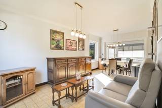 Op het einde van een rustige doodlopende straat vind je deze goed onderhouden gezinswoning. De voorbije jaren werden geregeld zaken aangepakt, waardoor je vandaag start vanaf een stevige basis om de woning verder te renoveren naar jouw eigen smaak.<br /><br />Troeven op een rijtje:<br />- Reeds voorzien van dubbele beglazing<br />- Gedeeltelijke centrale verwarming aanwezig<br /> - Garage met uitweg achteraan,<br /><br />Via de inkomhal met apart toilet kom je in de lichtrijke woonkamer. Deze sluit naadloos aan op de veranda, die je desgewenst bij de leefruimte kan trekken voor extra ruimte en licht. Ernaast bevindt zich de keuken, en voor extra bergruimte is er een praktische kelder. Boven tref je twee ruime slaapkamers en een derde, kleinere kamer, samen met de badkamer. De zolder zorgt tot slot voor bijkomende opbergruimte.<br /><br />De tuin ligt zuidgericht, zodat je er de hele dag van de zon kan genieten. Vanuit de tuin bereik je ook makkelijk de garage via de achterliggende uitweg.<br /><br />Heb jij zin om een woning volledig naar eigen inzicht te renoveren? Plan dan snel een bezichtiging in.<br /><br />Recente stedenbouwkundige inlichtingen in aanvraag<br />Referentie: YP/26085/K<br />EPC: 416 kWh/(m² jaar) - UC: 3926164