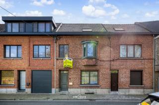 Deze ruime woning is gunstig gelegen vlakbij het centrum van Hamme en beschikt over een bewoonbare oppervlakte van ongeveer 175 m². Dankzij de...