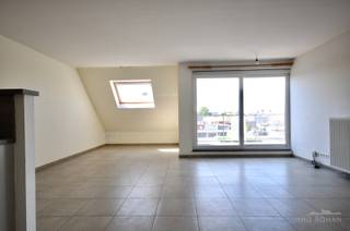 <br />Interesse? Contacteer Immo Roman, gsm 0472 35 92 86.<br />Dit appartement bestaat uit een ruime leefruimte met open geïnstalleerde keuken (koelkast, oven, dampkap, elektrische kookplaat), badkamer met douche en wastafel, 2 slaapkamers, berging, toilet, ruim privé terras en 2 autostaanplaatsen.<br />Dit appartement is gelegen in het centrum van Avelgem, in de nabijheid van scholen, winkels, wekelijkse markt, openbaar vervoer.<br />Gemeenschappelijke kosten: 70 euro/maand.<br />Vrij vanaf heden.<br />Interesse? Contacteer Immo Roman gsm: 0472 35 92 86.
