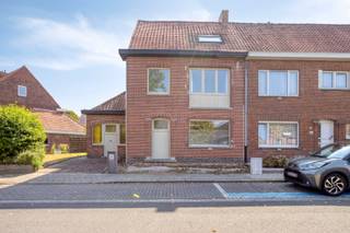 Rustige wijk in bruisende deelgemeente Aalbeke...<br /><br />Via de inkomhal is er toegang tot de ruime leefruimte, die aansluitend verbonden is aan de leefkeuken. Vanuit de leefkeuken is er enerzijds toegang tot wasplaats, die via een tweede voordeur opnieuw uitgeeft aan de voorzijde van de woning, en anderzijds via een doorgang met gastentoilet uitkomt op het achterliggend terras.<br />Op de eerste verdieping zijn er 3 slaapkamers en een af te werken badkamer. <br />Op de tweede verdieping met vaste trap is er een extra slaapkamer en een zolderruimte.<br />Verder zijn er nog een kelder, een toffe tuin en een oprit aan de woning aanwezig.<br /><br />Deze woning ligt in een rustige buurt, waar scholen, openbaar vervoer en winkels in de nabijheid terug te vinden zijn.
