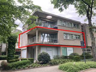 Inkomhal met vestiairekastWoonkamer op parket met sierschouw +/- 45m²Volledig ingerichte keuken (vitrokeramische kookplaten, ijskast, dampkap, oven,...