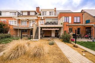 <p><span>Deze verzorgde bel-etagewoning combineert ruimte, comfort en een praktische indeling op een uitstekende locatie.</span></p><p><span>Op het gelijkvloers bevindt zich een ruime inkomhal met vestiaire en toegang tot de inpandige garage. Momenteel zijn hier ook een berging van 6,84 m² en een wasruimte van 15,83 m² ingericht. Deze ruimtes kunnen worden omgevormd tot een extra slaapkamer met dressing, zoals weergegeven op het plan tussen de foto's. Vanuit deze verdieping heeft u rechtstreeks toegang tot de fraai aangelegde tuin met een gezellig overdekt terras, waar u in alle rust kunt ontspannen. Via de buitentrap bereikt u het zonnige terras op de eerste verdieping.</span></p><p><span>De eerste verdieping vormt het hart van de woning en beschikt over een ruime, lichtrijke leefruimte met voldoende plaats voor een gezellige zithoek en eetkamer. Aansluitend bevindt zich de volledig ingerichte keuken met eethoek. Het zonnige terras is zowel via de keuken als via de leefruimte toegankelijk, ideaal voor wie graag binnen- en buitenleven combineert.</span></p><p><span>Op de tweede verdieping bevinden zich twee volwaardige slaapkamers, een extra ruimte die kan dienen als bureau of dressing, en een badkamer uitgerust met een ligbad/douche, lavabo en toilet.</span></p><p><span>Ook de ruime oprit vormt een praktische troef. Dankzij de gunstige ligging geniet u van een rustige woonomgeving, met een vlotte verbinding naar het centrum, winkels, scholen en belangrijke invalswegen.</span></p>