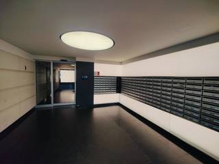 Dit aangename appartement met één slaapkamer biedt een comfortabele en praktische woonomgeving. De lichtrijke woonkamer geniet van veel natuurlijke lichtinval dankzij de grote ramen en geeft rechtstreeks toegang tot het terras. De keuken werd volledig vernieuwd en is uitgerust met een oven, kookplaat, dampkap en vaatwasser; in samenspraak met de eigenaar kan bovendien een koelkast voorzien worden. Verder beschikt het appartement over één ruime slaapkamer en een badkamer met ligbad met douchemogelijkheden, lavabo, toilet en aansluiting voor een wasmachine. Het appartement is onmiddellijk beschikbaar. In het gebouw is een lift aanwezig en bij het appartement hoort ook een ruime kelder waar eventueel een fiets kan geplaatst worden. Ben je geïnteresseerd in dit pand te huur in Oostende? Ga naar de website www.dermul.be, klik op het pand dat je wenst te huren. Via de knop "ik heb interesse" vragen we u kort een profiel in te vullen. Daarna nemen we contact op voor een bezoek. Telefonisch kunnen er geen afspraken gemaakt worden.