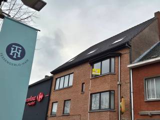 Duplexappartement te huur op de 2de verdieping die te bereiken is via een trap.<br /><br />Op de onderste verdieping bevindt zich een inkomhal, een leefruimte en een volledig ingerichte keuken met keramische kookplaats en dampkap.<br />Via de keuken kan u het terras betreden.<br /><br />Op de boven verdieping bevinden zich 2 slaapkamers &amp; een badkamer voorzien van een bad, douche, toilet en dubbele wastafel.<br /><br />- Inkomhal met jas -en schoenenberging.<br />- Ruime berging<br />- zuidgericht terras<br /><br />Onmiddellijk beschikbaar<br /><br />Ideaal voor wie comfortabel en rustig wil wonen.<br /><br />Heb je interesse? Klik op de gele balk <strong>'IK WENS EEN BEZOEK'</strong>
