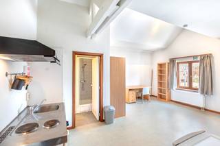 ENKEL VOOR STUDENTEN!<br />Deze ruime, bemeubelde studentenstudio’s bevinden zich in een gebouw bestaande uit 15 studenten studio’s in het centrum van Leuven. De studio’s gelegen aan de achterzijde van het gebouw kijken uit op de parking van de Colruyt, deze zijn rustig maar toch heel centraal gelegen en bevinden zich in de onmiddellijke nabijheid van winkels (Colruyt), openbaar vervoer, restaurants, campussen…<br />Er is een fietsenstalling aanwezig in het gebouw.<br />De studio’s zijn voorzien van eigen sanitair en kitchenette en zijn standaard bemeubeld met bed, kleerkast, bureau, bureaustoel en een boekenrek.<br /><br />Studio 203: basishuurprijs 550 EUR / maand + maandelijkse provisie voor water en verwarming van 80 EUR/maand.<br />Studio 204: basishuurprijs 550 EUR / maand + maandelijkse provisie voor water en verwarming van 80 EUR/maand.<br />Elektriciteit dient de student zelf af te sluiten bij een energieleverancier naar keuze. Internet zit inbegrepen in de basishuurprijs.<br />De studentenbelasting (éénmalige kost) van 190 EURO wordt apart aangerekend.<br /><br />Heeft u interesse in één van deze studio’s? Contacteer ons voor meer informatie of een bezichtiging ter plaatse. info@covas.be // 016 40 60 20 // www.covas.be