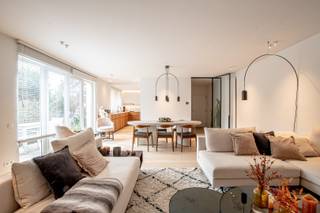 Zeer ruim en goed gelegen 3 slaapkamer appartement ten midden het Zoute op wandelafstand van de Kustlaan en het Albertplein.Indeling: inkom met...