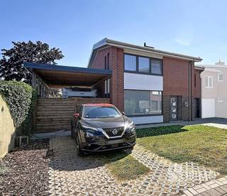 <h1><span>Instapklare halfopen woning te Ieper met 5 slaapkamers, garage en ruime tuin.</span></h1><h1><span> </span></h1><h1><span>Deze instapklare halfopen woning in Ieper biedt alle ruimte voor het hele gezin en is als volgt ingedeeld:</span></h1><h1><span> </span></h1><h1><span>Gelijksvloers</span></h1><h1><span>Op de begane grond vindt u een lichtrijke woonkamer, een volledig ingerichte keuken, een praktische berging, een gastentoilet en een garage met extra opbergruimte en toegang tot de tuin.</span></h1><h1><span> </span></h1><h1><span>Eerste verdieping</span></h1><h1><span>op deze verdieping bevinden zich maar liefst 5 slaapkamers en een badkamer met douche en toilet.</span></h1><h1><span> </span></h1><h1><span>Buitenruimte</span></h1><h1><span>Buiten kunt u genieten van een ruime </span><span>zuid gerichte tuin</span><span> met tuinhuisje en een grote carport, ideaal voor een mobilhome of 2 wagens.</span></h1><h1><span> </span></h1><h1><span>Een belangrijke meerwaarde is het </span><span>dak</span><span> dat in 2024 volledig werd</span><span> vernieuwd.</span></h1><h1><span> </span></h1><h1><span>Troeven</span><span>: </span></h1><h1><span>- 14 zonnepanelen</span></h1><h1><span>- Spouwmuurisolatie </span></h1><h1><span>- Vernieuwd dak (2024)</span></h1><h1><span>- EPC B</span></h1><h1><span>- Ruime zonnige tuin </span></h1><h1><span>- Grote carport</span></h1>