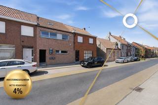 Deze opbrengsteigendom werd in 2004 volledig vernieuwd en bestaat uit 2 appartementen. De eigendom is zeer verzorgd en volledig instapklaar. Netto rendement van een kleine 4%! <br /><br />Indeling als volgt :<br />Appartement 1 op eerste verdiep : Leefruimte met open ingerichte keuken, 1 slaapkamer en badkamer, berging. Momenteel verhuurd aan 615,70 euro/maand (EPC B)<br /><br />Gelijkvloers appartement 2 : inkom, grote leefruimte met open ingerichte keuken, 2 slaapkamers, badkamer, groot terras en tuin. Momenteel verhuurd aan 750,22 euro/maand (EPC C)<br /><br />De eigendom werd altijd zeer goed onderhouden , en zeer vlot verhuurd ! <br /><br />Extra troef : elektriciteit conform + gunstige EPC's ! Ideale beleggingseigendom !<br />Interesse ? Meer info ? Bel ons op 057 377 477