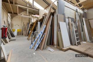 Atelier/opslagplaats op commerciele en strategische ligging en vlot bereikbaar! <br />Het pand is ingedeeld als volgt: atelier/opslagplaats , mezzanine die eveneens als stockage en archief kan gebruikt worden, grote loods en bureau.<br />Dit pand biedt tal van mogelijkheden voor uiteenlopende commerciële activiteiten zoals detailhandel, horeca, kantoren, atelier of opslagplaats. <br />Op het linkergedeelte kan in de hoogte bijgebouwd worden (paalfunderingen voorzien).