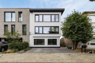 <p><span>Te huur: twee slaapkamer appartement te Wilrijk</span></p><p><span> </span></p><p><span>Dit appartement is gelegen op de tweede verdieping. Je betreedt het appartement via de inkomhal die je toegang geeft tot een ruime, lichtrijke leefruimte met open keuken. De grote ramen zorgen voor veel lichtinval. </span></p><p><span> </span></p><p><span>De vloer is een parkettegel die volledig doorloopt in het appartement en vormt samen met de zwarte en witte accenten een zeer hedendaagse afwerking. </span></p><p><span> </span></p><p><span>De keuken is uitgerust met alle moderne inbouwtoestellen: inductiekookplaat, dampkap, oven en vaatwasser. Aan het keukeneiland kan je 's ochtends lekker ontbijten.</span></p><p><span> </span></p><p><span>In de inkomhal bevindt zich een aparte wc alsook een aparte berging waar je je wasmachine en droogkast kan aansluiten. Verder zijn er de twee ruime slaapkamers aan de achterzijde van het gebouw, die uitkijken op een groene omgeving.</span></p><p><span> </span></p><p><span>De moderne badkamer beschikt over een inloopdouche, een lavabomeubel met spiegelkast en een handdoekendroger. </span></p><p><span> </span></p><p><span>Naast het gebouw kan je gemakkelijk je fiets opbergen in de fietsenberging.</span></p><p><span> </span></p><p><span>Omdat de nutsvoorzieningen privatief zijn, beperkt de maandelijkse provisie zich tot enkel het verbruik van gemeenschappelijke delen - €10/m. </span></p><p><span> </span></p><p><span>Buitenstaanplaats verplicht bij te huren voor 60€/maand. </span></p><p><span> </span></p><p><span>Beschikbaar: onmiddellijk</span></p>