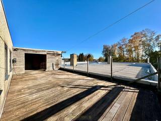 Dit LICHTRIJK en INSTAPKLAAR appartement vinden we terug in Kruisem (Zingem) op een vlotte locatie vlakbij N60 en het centrum van...