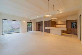 Ontdek dit luxueus gerenoveerde appartement in het hart van Brugge, gelegen in de voormalige brouwerij Ten Ezele. Vanuit de woonruimte geniet je...