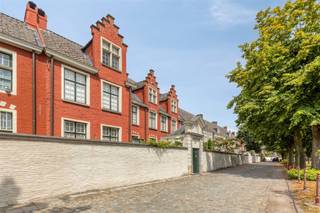 <p><span>Appartement spacieux et lumineux «  »  , centre de Gand ;</span></p><p><span>Le béguinage Notre-Dame-de-Hoyen, situé dans le centre historique de Gand, est un béguinage urbain typique entièrement clos, entre la Nederschelde, la Lange Violettestraat et le couvent de Nieuwenbos. L'ensemble est classé monument historique et site protégé depuis 1963. Depuis 1998, le couvent figure sur la liste du patrimoine mondial de l'UNESCO. Le béguinage Notre-Dame-de-Hoyen comprend notamment 89 maisons et 7 couvents. Cette propriété exceptionnelle d’une superficie d’environ 200 m² est l’un des 9 appartements faisant partie du prestigieux projet de rénovation du couvent Hof ter Bloemen, achevé en 2023. Ce triplex comprend un rez-de-chaussée avec une cuisine, un salon, des toilettes et une cage d’escalier. Au premier étage se trouvent la chambre principale avec dressing et salle de bains, ainsi qu’un vaste palier pouvant accueillir un coin salon pouvant servir de bureau ou de salle de télévision. Le deuxième étage comprend un vaste palier, une chambre et une salle de bains. EPC : C : 269 kWh / (m² an) Tous les biens immobiliers du béguinage sont cédés en bail emphytéotique (vendus) pour une durée de 66 ans (renouvelable). De plus amples détails et le dossier sont disponibles et peuvent</span><span>être</span><span>demandés</span><span>.</span><span> </span></p>