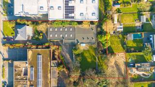 Ruim bedrijfsgebouw van ca.1500 m² verdeelt over twee verdiepingen met woning en inpandig zwembad op commerciële toplocatie. Projectgrond...