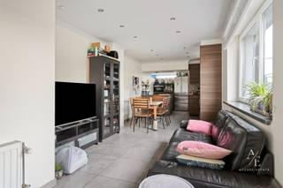 Op de Borsbekestraat 156 ontdek je eenstijlvol vernieuwde woning die comfort, energiezuinigheid en gezellig wonen perfect combineert. Dankzij de...