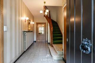 Rust, ruimte en groen komen hier mooi samen. In een zeer rustige en aangename straat in Mariakerke, omgeven door veel groen, bevindt zich deze ruime halfopen woning op een mooi perceel van 644 m².<br /><br />De woning beschikt over maar liefst ca. 202 m² bewoonbare oppervlakte en biedt dankzij haar ruime indeling en vier slaapkamers heel wat mogelijkheden.<br /><br />De woning, oorspronkelijk gebouwd in 1962, werd steeds met zorg onderhouden. De ruime leefruimtes en stevige structuur vormen een uitstekende basis voor wie de woning verder naar eigen smaak wil moderniseren en inrichten.<br /><br />Een absolute troef is de zuidwestgerichte tuin van ca. 340 m². De groene, rustige omgeving zorgen voor een aangename en rustige woonomgeving, terwijl de ruime tuin zelf volop mogelijkheden biedt voor een terras, speelruimte of gezellige momenten met familie en vrienden.<br /><br />De woning beschikt momenteel over vier slaapkamers en een badkamer met inloopdouche. De verwarming werd in 2011 omgeschakeld van mazout naar aardgas. Alle ramen, met uitzondering van de voordeur, zijn voorzien van dubbele beglazing en de zolder werd volledig geïsoleerd.<br /><br />De woning staat momenteel leeg, maar wordt zeer goed onderhouden.