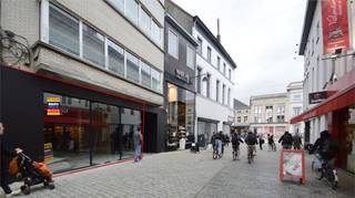 Recent vernieuwd commercieel gelijkvloers te huur, gelegen in het centrum, vlakbij de Grote Markt op een toplocatie met véél passage!De winkel heeft...