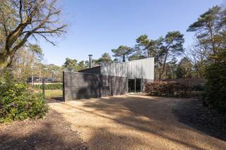 Exclusief wonen in het groen: moderne, energiezuinige bosvilla op 1.500 m2.Absolute privacy, hoogwaardige afwerking en energetisch 100%...