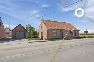 Deze open bebouwing is centraal gelegen in Klerken en bevindt zich op een mooi en ruim perceel van maar liefst 1.551 m². De woning is volledig gelijkvloers en heeft een bewoonbare oppervlakte van 136 m², wat zorgt voor een praktische en comfortabele indeling.<br /><br />De woning beschikt over drie volwaardige slaapkamers en een recent vernieuwde badkamer. De leefruimte sluit aan op maar liefst twee veranda’s, waarvan één recent werd aangebouwd. Deze zorgen voor extra leefruimte en een mooie verbinding met de tuin, ideaal om het hele jaar door te genieten van licht en groen.<br /><br />Een extra troef is de ruime zolder, die de mogelijkheid biedt om extra kamers of hobbyruimtes te creëren, ideaal voor wie nood heeft aan extra slaapkamers, een bureau of speelruimte.<br /><br />Daarnaast is de woning uitgerust met zonnepanelen, wat bijdraagt aan een energiezuiniger verbruik.<br /><br />Vooraan de woning bevindt zich een garage, en achteraan in de tuin zijn er nog twee extra garages, perfect voor extra opslag, hobbyruimte of meerdere voertuigen.<br /><br />De grote tuin biedt tal van mogelijkheden en combineert ruimte met privacy, terwijl de centrale ligging zorgt voor een vlotte bereikbaarheid.