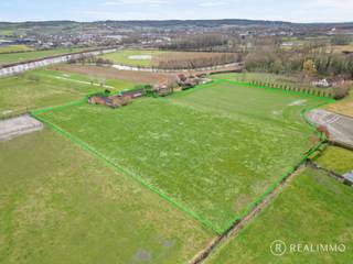 <strong>Zeer gunstig gelegen woning op een perceel van 24.746m² en op unieke ligging aan de Schelde.</strong><br /><br />Ontdek deze uitzonderlijke eigendom in het charmante Kerkhove (deelgemeente van Avelgem), gelegen in een rustige, doodlopende straat en op een steenworp van de rivier de Schelde. De woning zelf is aan renovatie toe, maar biedt veel mogelijkheden.<br />Het is de perfecte plek voor wie op zoek is naar ruimte, absolute rust en een prachtige omgeving om van te genieten. Ondanks de rustige en groene omgeving, is de eigendom uitstekend bereikbaar vanuit Waregem, Oudenaarde, Anzegem en Ronse.<br /><br />Dankzij de omvang van het perceel en de uitzonderlijke ligging zijn er tal van opties: renovatie, heropbouw, uitbreiding of de realisatie van een landelijk woonproject (mits vergunning). Stedenbouwkundige inlichtingen in aanvraag.<br />De eigendom staat momenteel gekend als landbouwwoning.<br /><br /><u><strong>5 keer wauw: </strong></u>
<ul>
	<li>Perceel van 24.746 m²</li>
	<li>Vrij van pacht bij akte</li>
	<li>Ruime perceelbreedte</li>
	<li>Rustige, landelijke ligging</li>
	<li>Ideaal voor dierenliefhebbers</li>
</ul>
EPC: Label F (936 kWh/m²)<br /><br /><strong>Deze eigendom is een zeldzame opportuniteit voor wie op zoek is naar ruimte, privacy en een unieke ligging aan de Schelde.</strong><br /><br />Kom eens langs of vraag gerust naar meer info! Nicolas leidt je graag rond, contacteer hem via 0478 50 58 91 of nicolas@real-immo.be. Tot binnenkort!